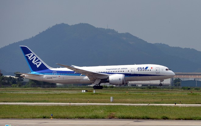 Chiếc máy bay hiện đại nhất của hãng Boeing - 787 Dreamliner xuất phát từ Haneda (Tokyo, Nhật Bản) đã hạ cánh xuống sân bay Nội Bài (Hà Nội) 12h trưa 1/6. Máy bay có chiều dài thân 57m, chiều rộng sải cánh 60m, tầm bay 14.170 đến 15.200 km tùy theo bố trí hành khách. Đây là mẫu máy bay thân rộng thứ 3 của Boeing sau 747SP và 777-200LR với sải cánh rộng hơn chiều dài thân.